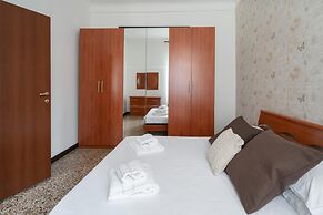 Venice Grand Canal Style Apt 2 by Wonderful Italy