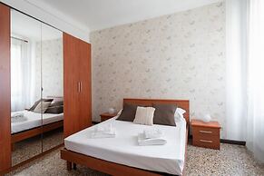 Venice Grand Canal Style Apt 2 by Wonderful Italy