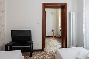 Venice Grand Canal Style Apt 2 by Wonderful Italy