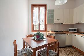 Venice Grand Canal Style Apt 2 by Wonderful Italy
