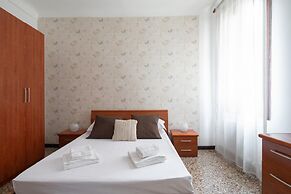 Venice Grand Canal Style Apt 2 by Wonderful Italy