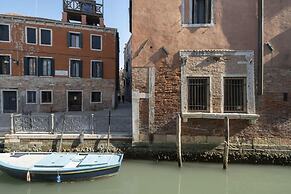 San Marco Style Canal View Apt 1 by Wonderful Italy