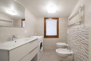 San Marco Style Canal View Apt 1 by Wonderful Italy