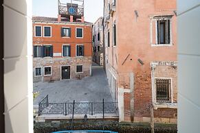 San Marco Style Canal View Apt 1 by Wonderful Italy