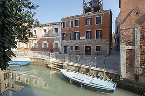 San Marco Style Canal View Apt 1 by Wonderful Italy