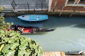 San Marco Style Canal View Apt 2 - Locz