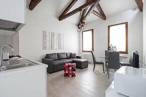 San Marco Style Canal View Apt 2 by Wonderful Italy