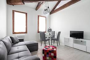 San Marco Style Canal View Apt 2 by Wonderful Italy
