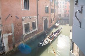 San Marco Style Canal View Apt 2 by Wonderful Italy