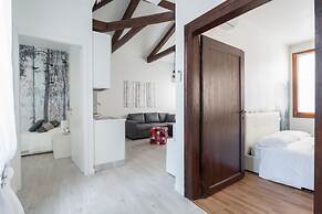 San Marco Style Canal View Apt 2 by Wonderful Italy