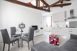 San Marco Style Canal View Apt 2 by Wonderful Italy