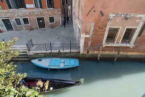 San Marco Style Canal View Apt 2 by Wonderful Italy