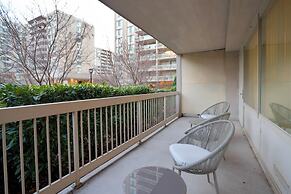 Upscale Apartments in Crystal City