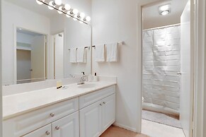 Upscale Apartments in Crystal City