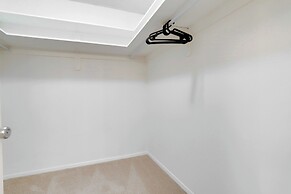 Upscale Apartments in Crystal City