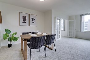 Upscale Apartments in Crystal City