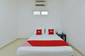 OYO 90879 Eleven Inn