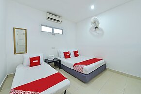 OYO 90879 Eleven Inn