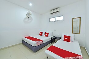 OYO 90879 Eleven Inn