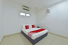 OYO 90879 Eleven Inn