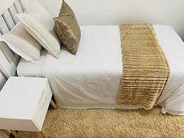 Immaculate Home in Avondale West - 2166