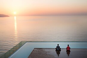 Exclusive 120sqm 2bdr Corner Suite Rooftop Pool