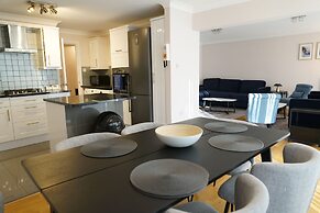 Lady Jane Court by Paymán Club