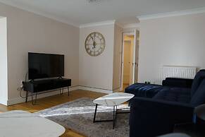 Lady Jane Court by Paymán Club