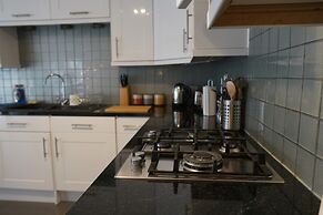 Lady Jane Court by Paymán Club