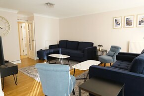 Lady Jane Court by Paymán Club