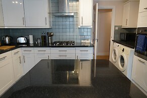 Lady Jane Court by Paymán Club