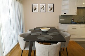 Lady Jane Court by Paymán Club