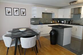 Lady Jane Court by Paymán Club