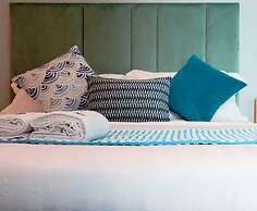 Homesuite' Home at Sutera Avenue