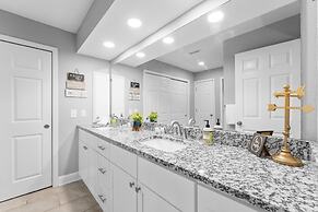 Swanky Sanctuary 2 Bedroom Condo by RedAwning