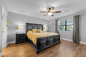 Swanky Sanctuary 2 Bedroom Condo by RedAwning