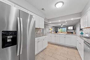 Swanky Sanctuary 2 Bedroom Condo by RedAwning