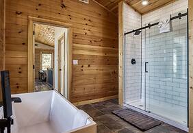 Smoky Lake Retreat 3 Bedroom Cabin by RedAwning