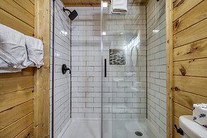 Smoky Lake Retreat 3 Bedroom Cabin by RedAwning