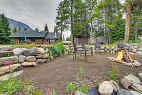 Creekside Silver Gate Getaway w/ Fireplace!