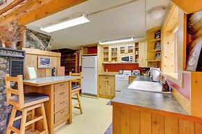 Creekside Silver Gate Getaway w/ Fireplace!