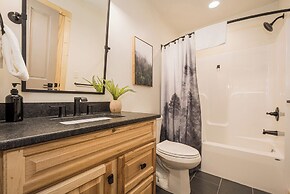 Black Diamond Lodge by Taylor Made Deep Creek