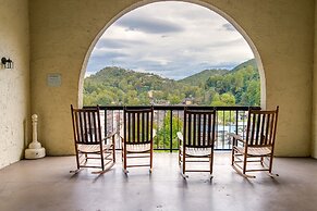 Charming Gatlinburg Condo - Walk to Downtown!