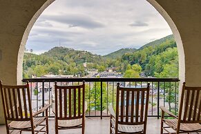 Charming Gatlinburg Condo - Walk to Downtown!