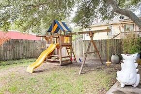 Near Beach & Attractions: Home in Galveston!