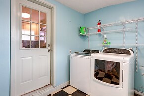 Near Beach & Attractions: Home in Galveston!