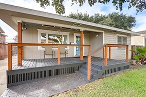 Near Beach & Attractions: Home in Galveston!