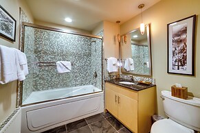 Mammoth Lakes Condo w/ Fireplace: Near Skiing!