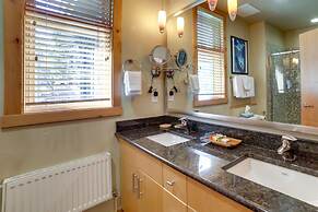 Mammoth Lakes Condo w/ Fireplace: Near Skiing!