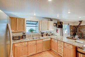 Cozy Lake Tahoe Home w/ Yard, Near Ski Resorts!